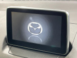 【マツダコネクトナビ】車内の雰囲気にマッチした一体型タイプのナビ。各種車輌設定やBluetooth再生等、様々な機能が楽しめます。直感的なダイヤル操作が可能で、使い勝手も良好です。