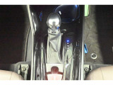 ハイブリッドカーですが運転操作は普通の車と変わりませんのでご安心ください。操作方法はスタッフが説明いたしますのでお気軽にご質問ください