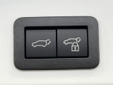 【パワーバックドア】スマートキーや運転席のボタンを押すだけでリアゲートが自動で開閉します!荷物を持っている時や、高い位置にあるバックドアを閉める際に便利な機能です♪