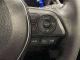 ステアリングスイッチ付きで、運転中に視線を前に向けたまま操作できます。