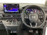 【ハンドル】運転にかかわる様々な操作を安全に行えるように視点移動が少なく操作性に配慮されたスイッチ類が凝縮されたコックピットです。