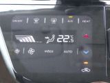 【オートエアコン】一度お好みの温度に設定すれば、車内の温度を検知し風量や温度を自動で調整。暑い&hellip;寒い&hellip;と何度もスイッチ操作をする必要はありません。快適な車内空間には必須の機能ですね♪