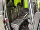 【ハーフレザーシート】高級感と座り心地を両立した人気のシート♪背面・座面のファブリック素材は、通気性の良さや滑りにくさに優れています。気温や服装に左右されず快適にお乗りいただけます。