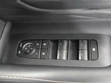 運転席のパワーウインドスイッチで全席窓の開閉・ロック操作ができます。