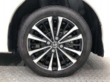 【純正アルミホイール】です!車両デザインに合わせてホイールをデザインしているため、見た目にもカッコイイアルミホイール♪洗車もラクチンで錆びません。