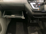 車検証入れになどにも使える便利な収納BOXあります。