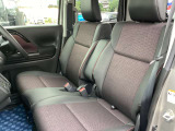 フロントシートはベンチシートで座面が大きくしっかりと座れます。運転席と助手席にはシートヒーターが付いています。
