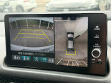 フロント、リア、左右ドアミラーのカメラから得た情報をコンピューターが解析。車をまるで上空から見下ろしたように路面を映し出すグラウンドビューをはじめ、状況に応じた映像をナビ画面に表示します。