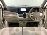 車内は光触媒抗菌消臭施工済です。インパネ周りはスタイリッシュなデザインで機能や装備も充実しています。グローブボックスやカップホルダーのほかにトレーなどたくさんの収納スペースが付いています。