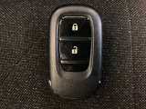 スマートキーを装備しています。鍵を差し込むことなくドアロックの開け閉めと、スタートボタン操作でのエンジンスタートができます。