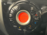 【オートエアコン】一度お好みの温度に設定すれば、車内の温度を検知し風量や温度を自動で調整。暑い&hellip;寒い&hellip;と何度もスイッチ操作をする必要はありません。快適な車内空間には必須の機能ですね♪