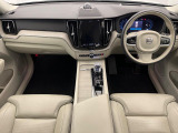 XC60 アルティメイト B5 ラグジュアリーエディション入庫です!高品質スピーカーやサンルーフなど快適装備盛りだくさん♪もちろんボルボが世界に誇る安全機能も多数装備されております。