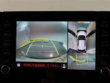 パノラミックビューモニター付きです。車両を上から見たような映像をモニター画面に表示。運転席からの目視では見にくい、車両周辺の状況をリアルタイムでしっかり確認できます。