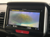 リバースギアに入れるだけで後方の表示へ切り替わります。夜間や雨の日の駐車も楽になりますよ。