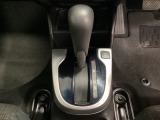 CVT車のセレクトレバーです。低速から高速まで、変速ショックのないスムーズな走りを実現するとともに、エンジン効率のよい領域を維持することで燃費にも貢献します。