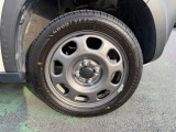 純正ホイール。デザインが素敵ですね。お車全体のイメージ変わりますね。タイヤサイズは 165/60R15 です。