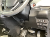 高速で便利なETCがあり、便利なパワースライドドアや、横滑りを防ぐVSAなどのスイッチは、運転席の右側、手の届きやすい位置にあります。