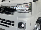 【LEDヘッドライト】悪天候や夜間走行時も良好な視界を確保し安心して運転できる高輝度LEDヘッドライトを装備!点灯速度が早く、消費電力も抑えられています。