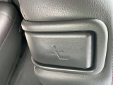 助手席は右側にもリクライニングレバーがあり、運転席からのリクライニング調整が可能です。