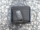 【スマートキー】キーをバッグやポケットに入れたままでもドアロックの開閉が出来るほか、エンジンキーを挿さなくてもエンジンスタートストップが出来ます。