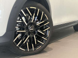 BMW純正アロイホイールはモデルやパッケージに合わせてデザインされています。洗練されたデザインで、足元の個性を引き立てます。
