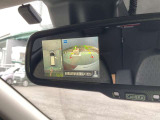 ルームミラーにもアラウンドビューモニター表示を映し出すことができます。
