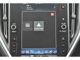 Apple CarPlay/Android Autoに対応しスマートフォンにインストールされているアプリを大画面に表示して使用できるほか、音声認識による操作も可能です。