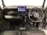 車内は光触媒抗菌消臭施工済です。インパネ周りはスタイリッシュなデザインで機能や装備も充実しています。グローブボックスやカップホルダーのほかにトレーなどたくさんの収納スペースが付いています。