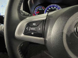 ステアリングスイッチ付きで、運転中に視線を前に向けたまま操作できます。