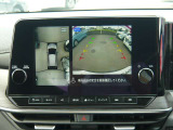 クルマを真上から見下ろしているかのような映像によって、車庫入れや縦列駐車などの駐車時に、自車と駐車位置の関係をひと目で確認でき、スムースな駐車をサポートします。