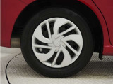 ◆純正ホイール装着車◆シンプルなデザインのホイールキャップ付きです。