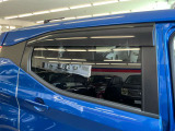 純正プラスチックバイザーが付いています。雨の日でも車内の換気が出来ます。