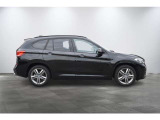 伸びやかなボンネットと、垂直に切り立ったキドニーグリルから続くラインが美しいサイドビュー。