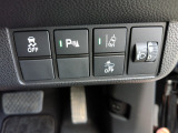 パーキングセンサーや横滑りを防ぐVSA等のスイッチ類は運転席の右側、手の届きやすい位置にあります。