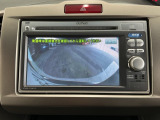 【バックカメラ】運転が苦手な方も車庫入れラクラクです!ギアをリバースに入れれば自動的に切り換わりますので、面倒な操作は不要です♪狭い駐車場もお車を傷つけず安心ですね!