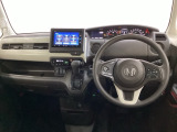 車内は光触媒抗菌消臭施工済です。インパネ周りはスタイリッシュなデザインで機能や装備も充実しています。グローブボックスやカップホルダーのほかにトレーなどたくさんの収納スペースが付いています。
