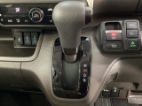 CVT車のセレクトレバーです。低速から高速まで、変速ショックのないスムーズな走りを実現するとともに、エンジン効率のよい領域を維持することで燃費にも貢献します。
