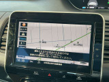 通信ユニット内蔵の日産純正10インチメモリーナビ(MM321D-L)装備、NissanConnectサービス対応、オペレーター通話や音声対話検索、スマホアプリと連動などに対応した高機能ナビ。