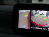 【サイドブラインドビューモニター】左前輪付近を拡大して道路端への幅寄せや狭い道での離合も安心して行えます。