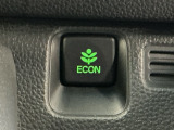 【eコンスイッチ】低燃費運転をサポートするECONモード。スイッチをONすると、エンジンやトランスミッション、A/Cなどを協調制御し、燃費の向上に貢献。エコドライブの効果を高めます。