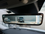 【クリアサイトインテリアリアビューミラー】は車体に装備したカメラによって、後方の映像がミラーに映し出されます。ミラーユニット下部のスイッチで簡単にモード切替も可能です。