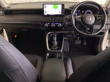 車内は光触媒抗菌消臭施工済です。スタイリッシュなデザインでスポーティなインパネ周りを演出します。グローブボックスやカップホルダーのほかにトレーなどたくさんの収納スペースが付いています。