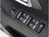 運転席ドアにはパワーウィンドウスイッチが集約され、ドアミラー調整スイッチも装備!1か所で簡単に操作が可能です!