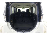セカンドシートを倒した状態です。セカンドシートは独立可倒、荷物に合わせてラゲッジスペースをアレンジできます。