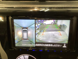 全周囲カメラは、上空から見下ろしたように路面を映し出します。