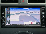 日産純正メモリーナビ(MJ320D-W)装備、NissanConnectマイカーアプリ対応、オペレーター通話や音声対話検索、スマホアプリと連動などに対応した高機能ナビ。