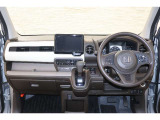 操作性に優れた運転席となります!小物入れや各ボタンの配置にこだわり、使いやすいです!座り心地もよく視認性も良好なのでロングドライブもお任せ下さい!