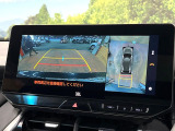 【パノラミックビューモニター】専用のカメラにより、上から見下ろしたような視点で360度クルマの周囲を確認することができます☆死角部分も確認しやすく、狭い場所での切り返しや駐車もスムーズに行えます。