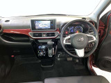 運転席周りのレイアウトをご覧ください。ナビゲーションが綺麗に装着されすっきり収まってますね!