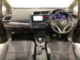 車内は光触媒抗菌消臭施工済です。インパネ周りはスタイリッシュなデザインです。グローブボックスやカップホルダーのほかにトレーなどたくさんの収納スペースが付いています。